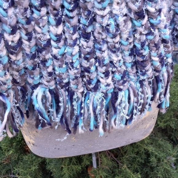 Shawl Cape w/Bow & Fringe💙🤍 - Picture 3 of 4